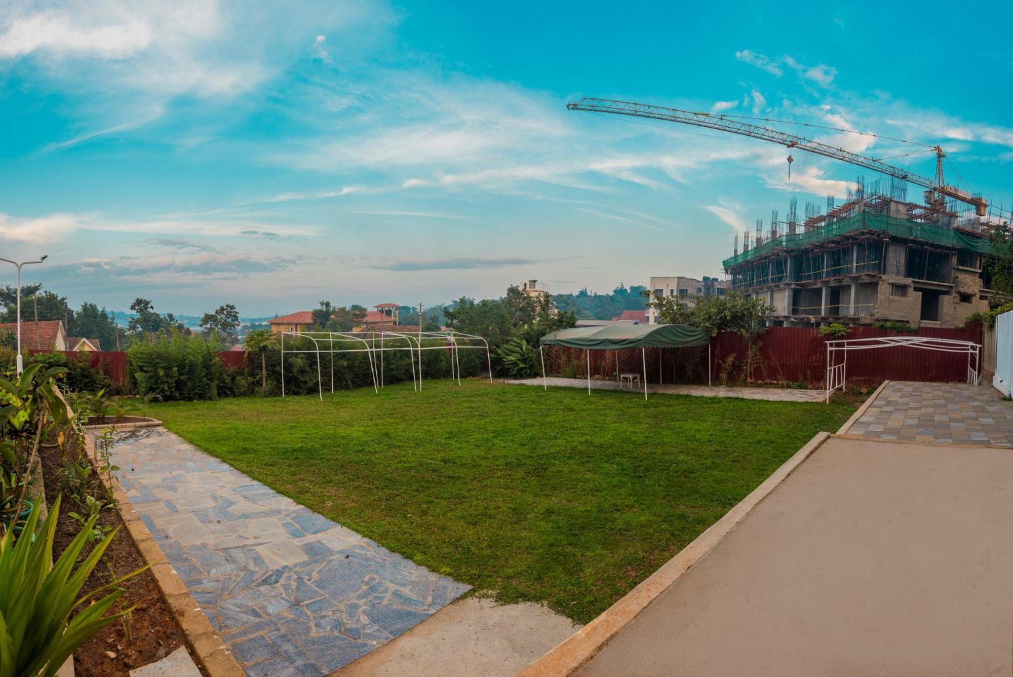 Shangri-La Hotel Muyenga Bugolobi Kültér fotó